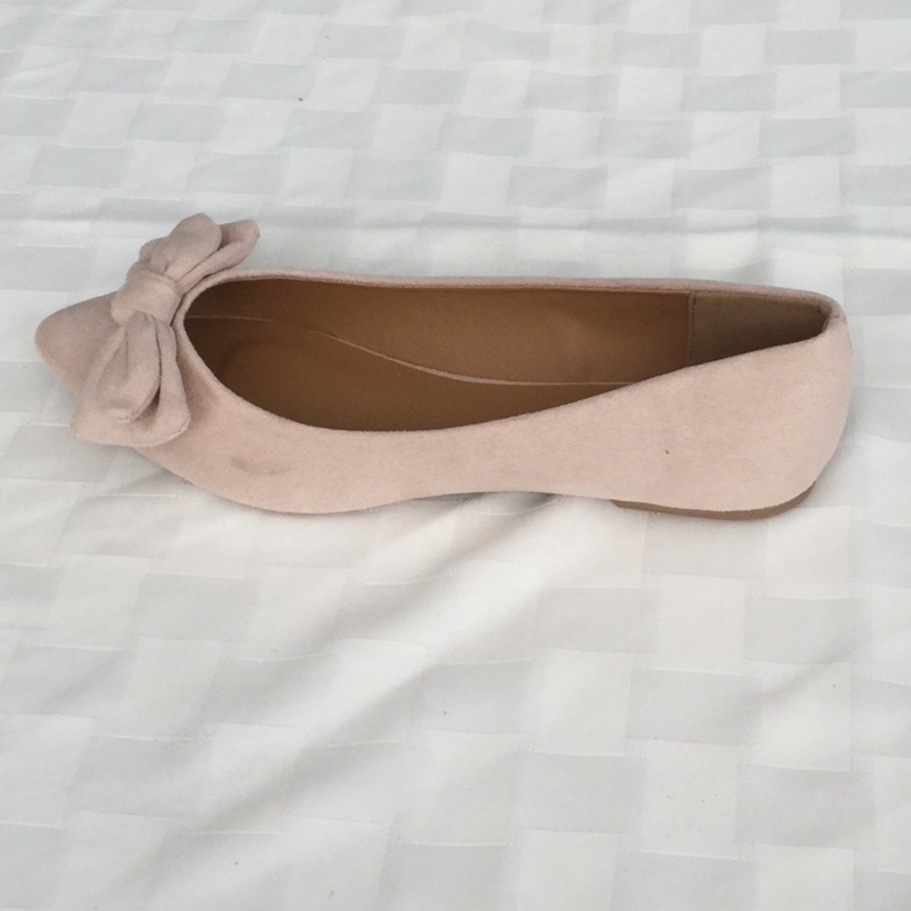 Only 2 sizes left. This is cutest shoe ever. - Picture 2 of 3